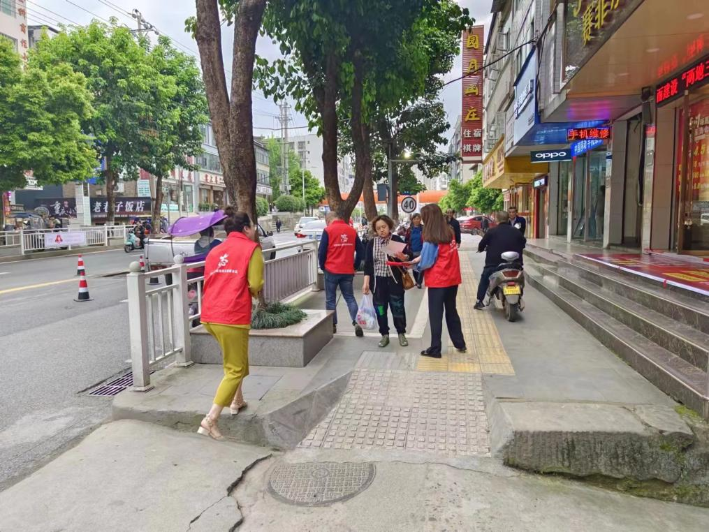 巴中市秦巴農(nóng)業(yè)融資擔(dān)保股份有限公司開展“創(chuàng)建文明城市，傳遞文明理念”主題創(chuàng)文宣傳活動